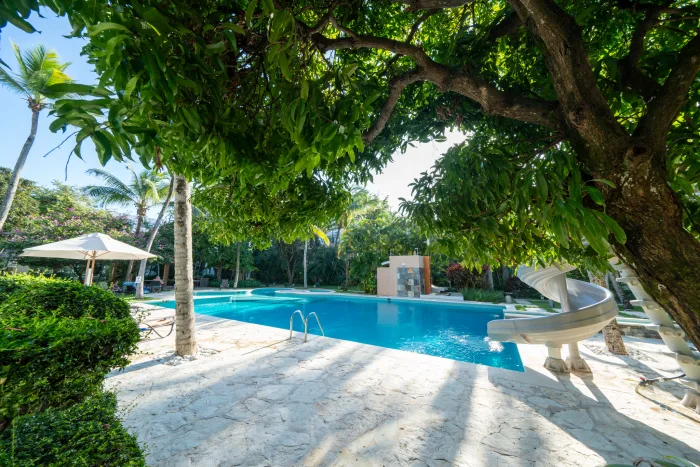Luxury 2-Bedroom Pool View Residence in Infiniti Blu